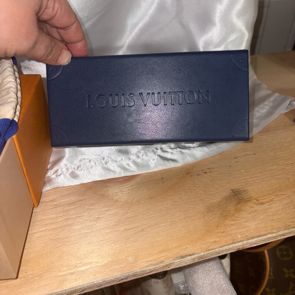 Louis Vuitton Gold Frame Rimless Gradient Sunglasses with Monogramed Lenses - Picture 5 of 11